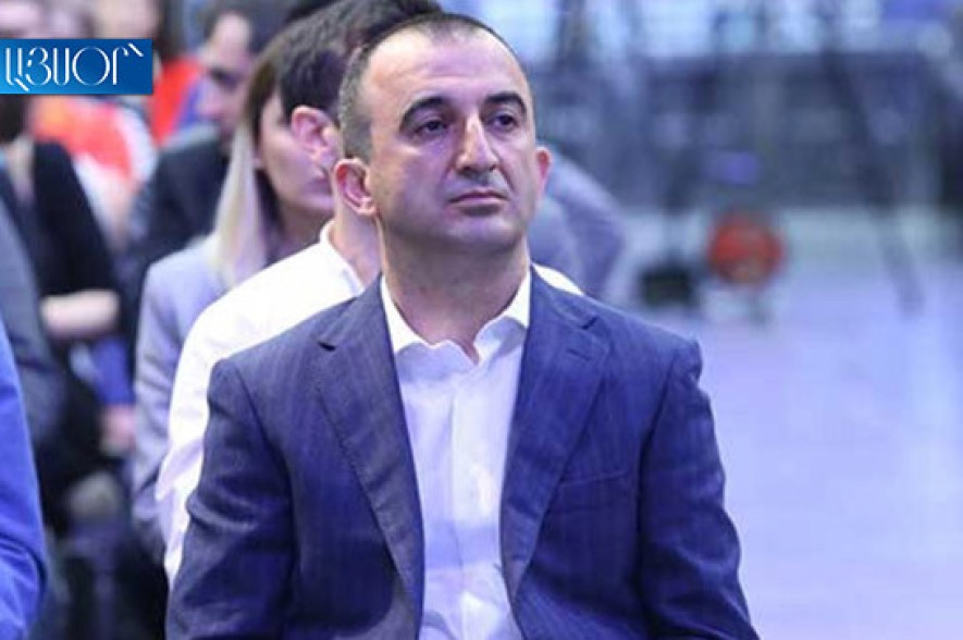 Բազմաթիվ դիմակավորված և ինքնաձիգավոր անձինք, ուժ ու բռնություն գործադրելով, «առանձնապես վտանգավոր հանցագործ» Մխիթար Զաքարյանին պառկեցրել են գետնին, նկարահանել․ փաստաբան