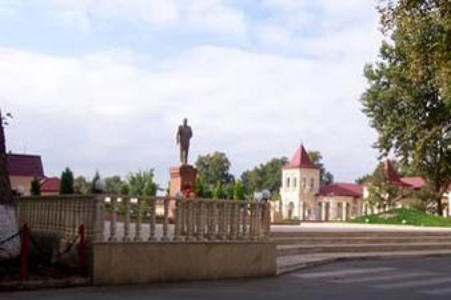 В Азербайджане несовершеннолетнюю девушку изнасиловали в мечети
