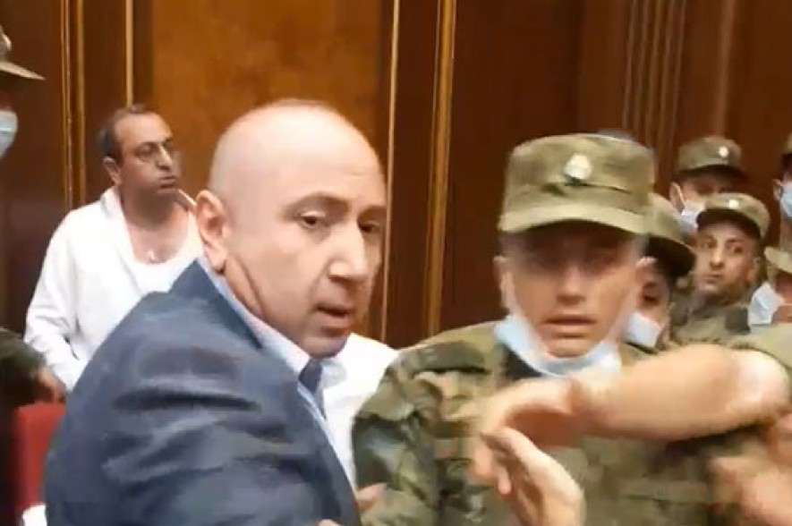 Потасовка между депутатами в парламенте Армении: Арцвик Минасян получил травмы