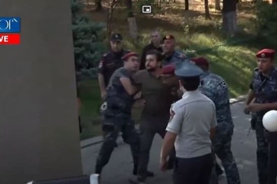 «Никол, ты ответишь за убийство парней» – гражданин Пашиняну в военном пантеоне «Ераблур» (Видео)