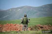 Армянский военнослужащий пересек армяно-азербайджанскую границу, находится на азербайджанской стороне