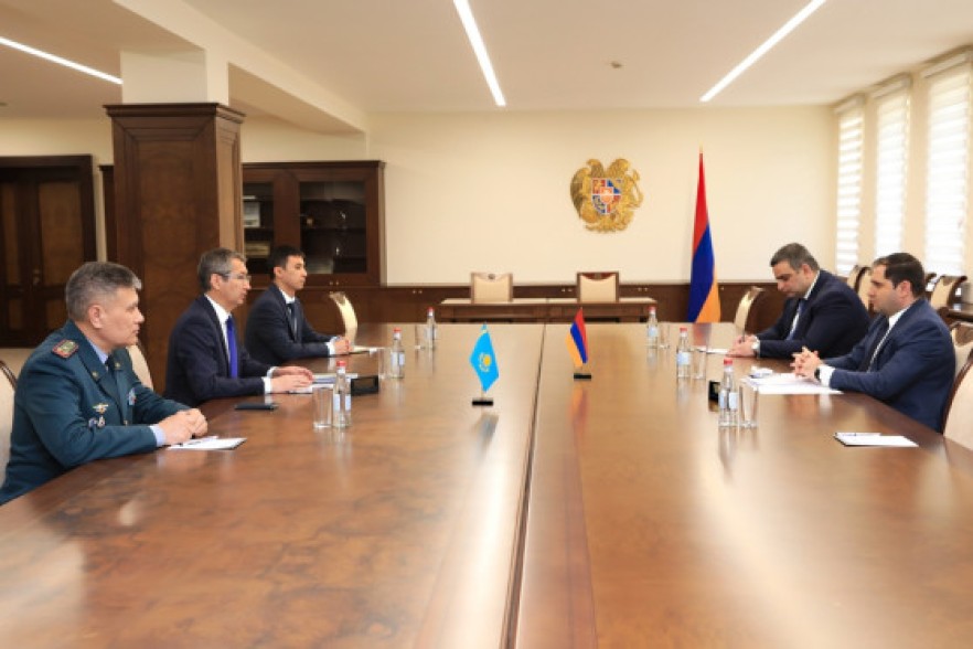 Սուրեն Պապիկյանն ու Ղազախստանի դեսպանը քննարկել են պաշտպանական ոլորտում հայ-ղազախական փոխգործակցության հետագա ընդլայնման ուղիները