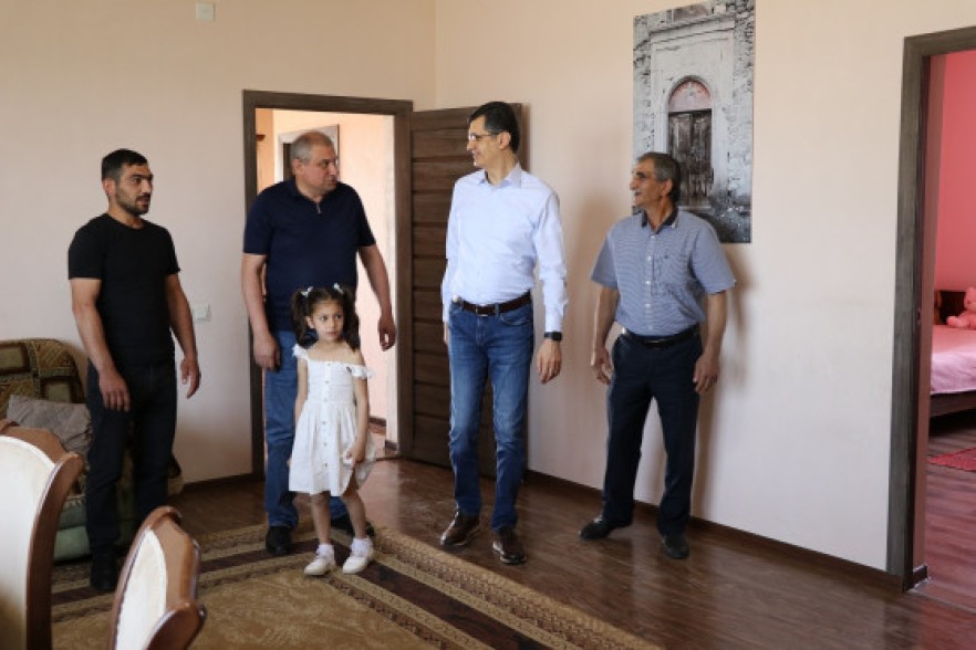 A house built from scratch for a family that had to live in a metal wagon