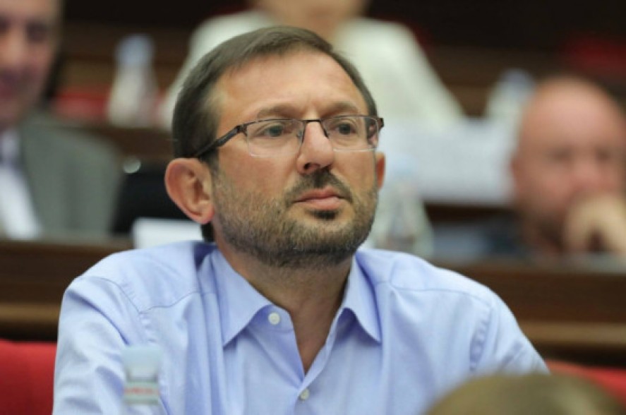 В обоснованиях они разъяснили идею выплаты 24 млн. драмов, а в законодательных изменениях забыли написать об этом – Гегам Манукян