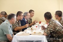 В Вооруженных силах только организация питания не вызывает жалоб – Никол Пашинян