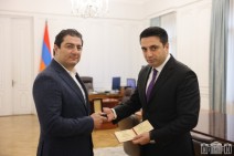 Ալեն Սիմոնյանը Հայկոյի հետմահու պարգևը հանձնել է երգչի եղբայր Վահե Հակոբյանին