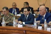 Сурен Папикян провел рабочее совещание с руководящим составом ВС Армении