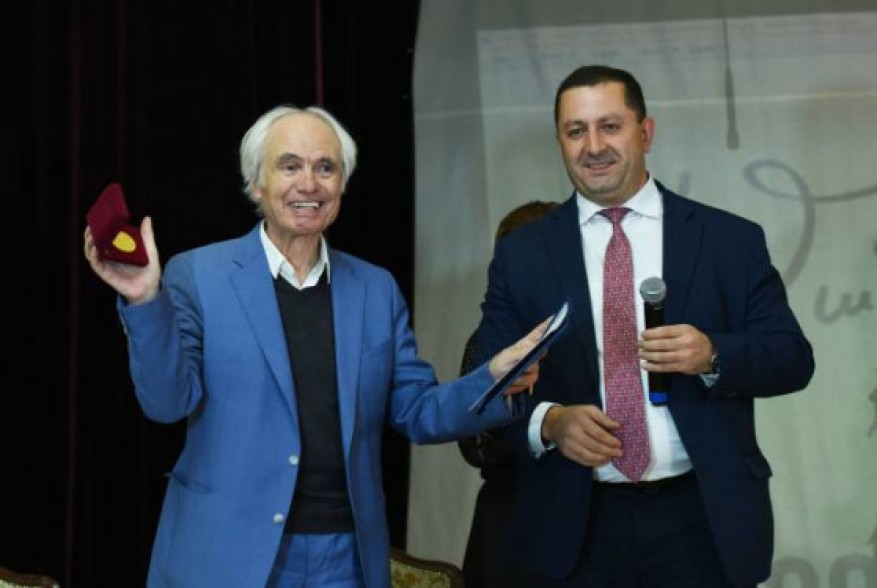 ԵՊՀ ռեկտորը ոսկե մեդալ է հանձնել Տիգրան Մանսուրյանին
