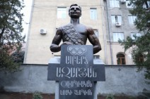 «Դուք մեր հպարտությունն եք և արժանի եք այս մեծարանքին». բացվել է լեգենդար մարմնամարզիկ Ալբերտ Ազարյանի կիսանդրին