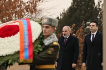 По случаю Дня армии премьер-министр Никол Пашинян посетил воинский пантеон «Ераблур»