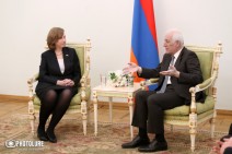 Ambassador Kvien presents her credentials