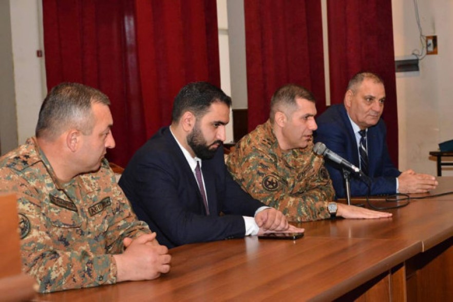 Начальник Военного университета им. Вазгена Саркисяна и помощник министра обороны провели встречи в школах Гегаркуника
