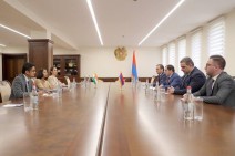 Сотрудничество в сфере обороны обсудили Папикян и посол Индии