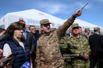 С разрешения начальника ГШ ВС фотографируют и снимают на видеокамеру передовую линию, видны не только азербайджанские позиции, но тыловые участки наших рубежей – Тигран Абрамян