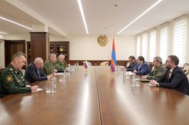 Папикян и Ленцов обсудили оперативную обстановку в зоне ответственности РМК в Нагорном Карабахе