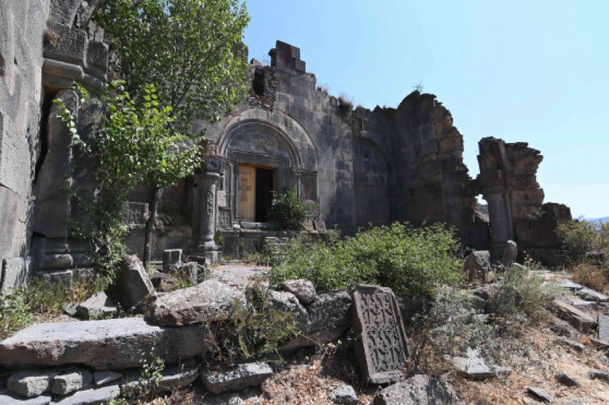 «Խոնարհված ուխտավայրը». մասնագետները հորդորում են փրկել միջնադարյան ճարտարապետության գոհարներից Աղջոց վանքը (Տեսանյութ)