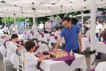 15 schoolchildren face Gabriel Sargissian in open-air simultaneous display (Video)