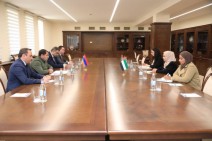 Պապիկյանն ու ՀՀ-ում Արաբական Միացյալ Էմիրությունների դեսպանը քննարկել են պաշտպանության ոլորտում հայ-էմիրաթական համագործակցությանն առնչվող հարցեր