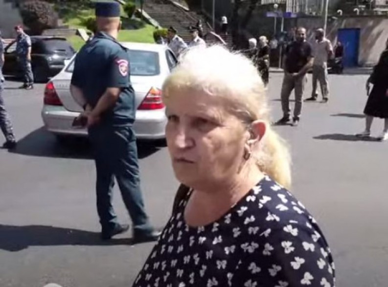 Ինքը ճանապարհներ փակելով, փշալարերի վրա թռնելով դարձավ վարչապետ, էսօր չի բարեհաճում իջնի, զինվորի ծնողին երկու բառ խաբի