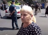 Он стал премьер-министром, перекрывая улицы, прыгая на колючую проволоку, а сегодня не соизволяет спуститься, сказать пару слов родителям