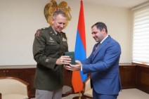 Сурен Папикян наградил военного атташе США в Армении
