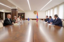Сурен Папикян провел прощальную встречу с послом ЕС Андреа Викторин
