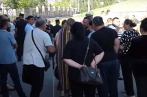 «Они живут и занимают должности за счет крови наших детей»: акция протеста родителей без вести пропавших военнослужащих