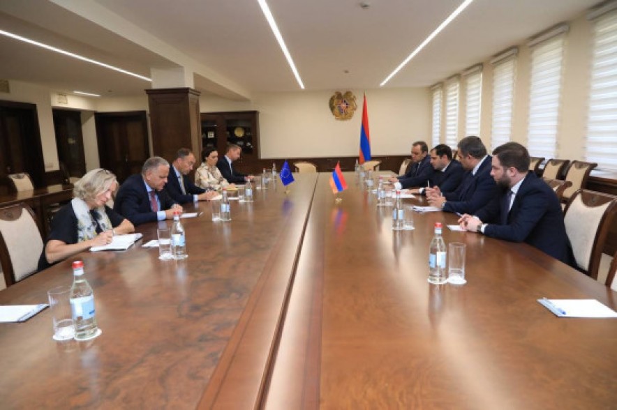 Սուրեն Պապիկյանը Տոյվո Կլաարի և ԵՄ պատվիրակության ղեկավարի հետ քննարկել է հայ-ադրբեջանական սահմաններին տիրող իրադրությունը