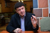 «Ընդմիշտ Արցախ». Դանիել Դեքերը «Տատիկ-պապիկ» հուշարձանի ֆոնին լուսանկար է հրապարակել