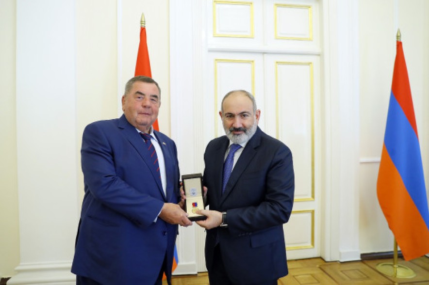 Սամբոյի միջազգային ֆեդերացիայի նախագահը Նիկոլ Փաշինյանին պարգևատրել է Սամբոյի միջազգային ֆեդերացիայի 85-ամյակին նվիրված մեդալով