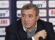 Արասը շատ լավ մարդ է և ֆուտբոլիստ, ամեն ինչի էլ արժանի է, բայց ափսոսում եմ, որ մասնակցում է այս կլոունադային. Ռուբեն Հայրապետյան