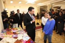 Խորհրդարանում ներկայացվել են «Փրկություն» կենտրոնի սաների՝ Ամանորի խորհրդին համահունչ աշխատանքները