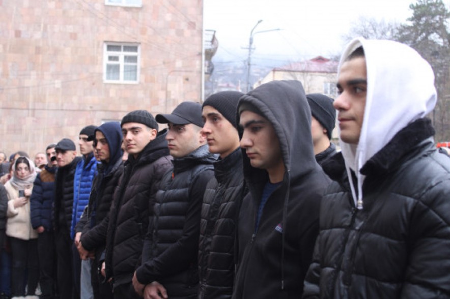 «Տղանե՛ր, ձեր հերթն է ստանձնելու այդ սուրբ գործը». Բերդից բանակ մեկնեցին առաջին զորակոչիկները․ Լուսանկարներ