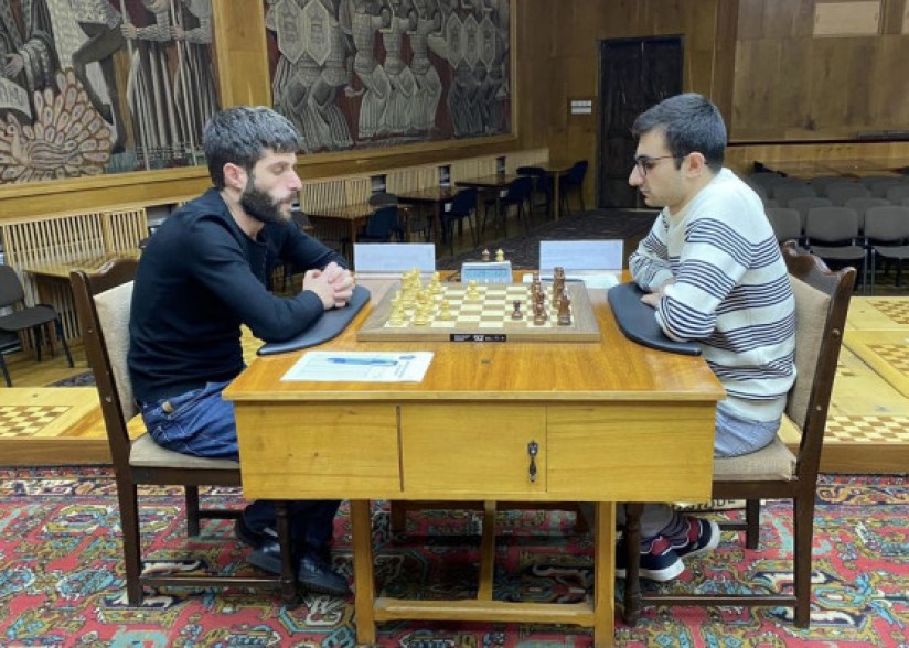 Հայաստանի շախմատի տղամարդկանց առաջնությունում առաջատարներն են Մամիկոն Ղարիբյանը, Զավեն Անդրիասյանը,  Սամվել Տեր-Սահակյանը, կանանց առաջնությունում՝ Միլենա Գասպարյանը
