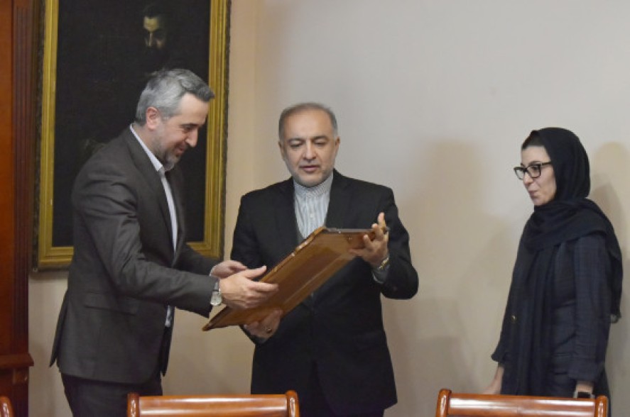 ՀՀ-ում Իրանի դեսպանն ու մշակույթի կցորդն այցելել են Մատենադարան