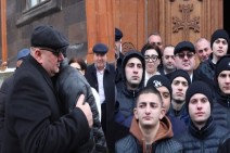 «Ни на секунду не теряйте бдительности и трезвости»: Губернатор Ширака пожелал удачной службы новобранцам, среди которых есть и его сын