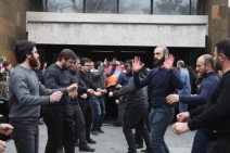 «Յարխուշտա», չդադարող ծափեր. Հայաստանը վերջին հրաժեշտը տվեց Գագիկ Գինոսյանին (լուսանկարներ, տեսանյութ)