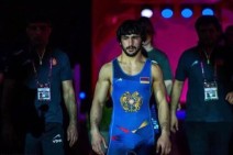 В полуфинале чемпионата Европы по вольной борьбе вице-чемпион Арман Андреасян одержал победу со счетом 8:5