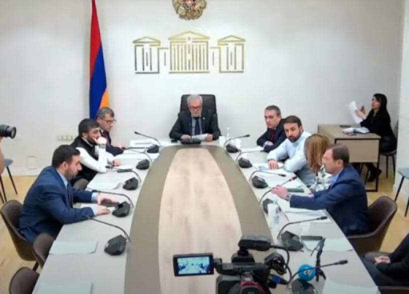 Բանակի վիճակի մասին Սերժ Սարգսյանի հայտնած դիրքորոշումը բանավեճի առիթ դարձավ. Գեղամ Մանուկյանը պնդեց, որ «կոնսերվի բանկեքը» դեռ առաջնագծում կախված են