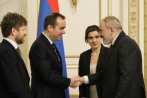 Սպառնալիքները, որոնք կախված են Հայաստանի գլխին, մեզ ստիպում են ավելի արագ առաջ ընթանալ. Ֆրանսիայի ԶՈՒ նախարարը՝ Փաշինյանին
