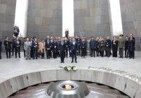 Сурен Папикян и министр вооруженных сил Франции посетили Мемориал памяти жертв Геноцида армян