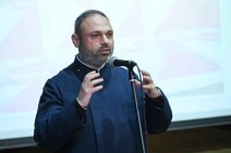 Մինչ մեր հարևանը տարաբնույթ սերիալներով գիտակցաբար փոխում է թուրքի կերպարը, մենք շարունակում ենք անիմաստ սերիալների նկարահանումները. այստեղ էլ ենք պարտվել և շատ վաղուց. Հայր Զաքարիա