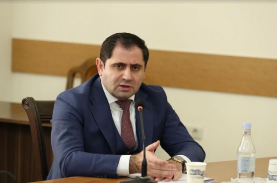 Сурен Папикян находится в Национальном собрании