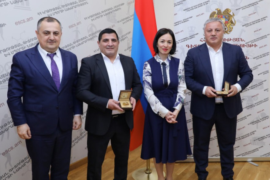 Չեմպիոններ Արմեն Նազարյանն ու Վաղինակ Գալուստյանը պարգևատրվել են ԿԳՄՍՆ ոսկե մեդալով