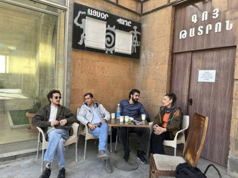 Օր առաջին․«Գոյ թատրոնի դերասաններն սկսել են անժամկետ նստացույցը