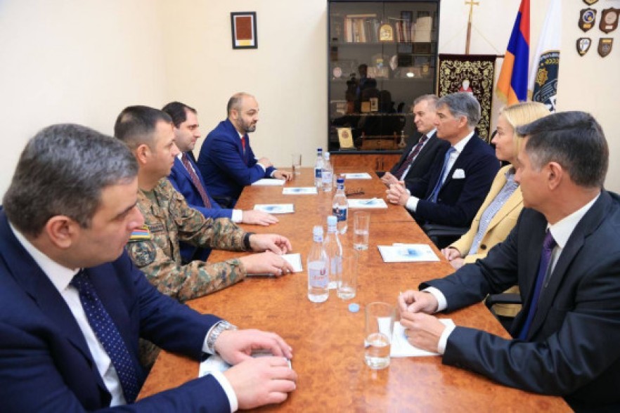 Сурен Папикян представил Саркису Измирляну масштабные реформы, осуществляемые в вооруженных силах Армении.