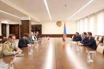 Папикян принял члена комиссий Сената Франции по внешным отношениям, обороне, вооруженным силам и по европейским делам Ронана Ле Глойо