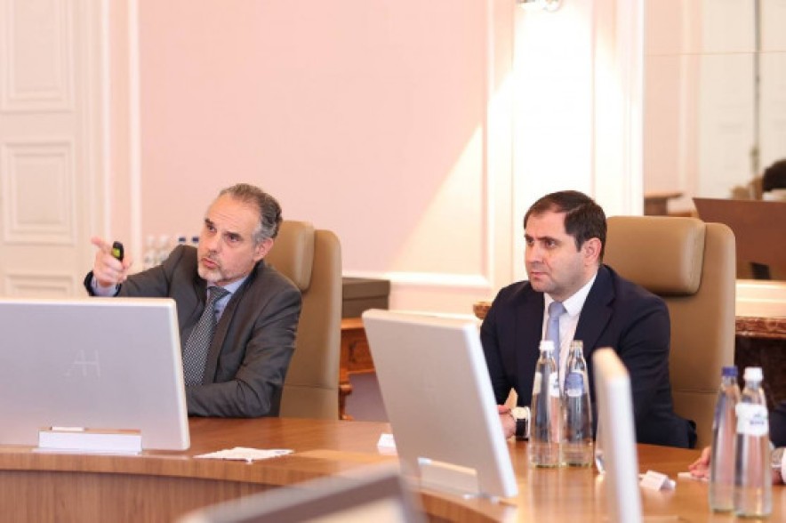 Պապիկյանը Բելգիայում այցելել է «Ջոն Կոկերիլ» ընկերության գրասենյակ