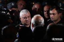 Напряженная ситуация на перекрестке Демирчян-Баграмян Еревана: Фото
