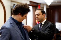 Տիգրան Ավինյանը Ավգուստին Հադելիխին պարգևատրել է Երևանի քաղաքապետի ոսկե մեդալով